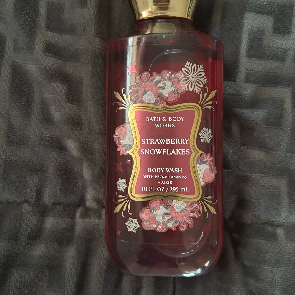 Bath & Body Works Strawberry Snowflakes Body Wash - Red & Gold